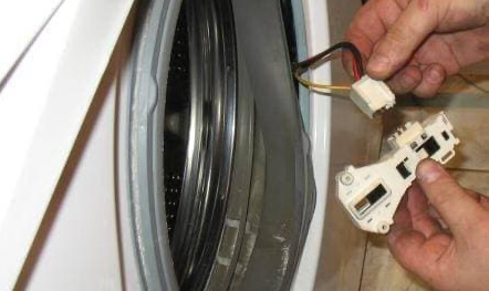 Устанавливает новый замок